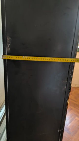Mueble de cristal y metal negro.