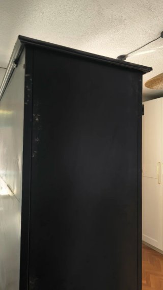 Mueble de cristal y metal negro.