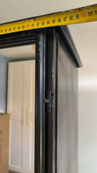 Mueble de cristal y metal negro.