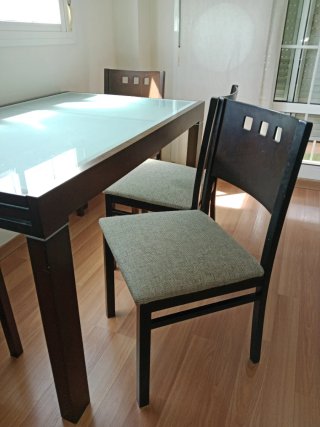 Mesa de comedor y 4 sillas