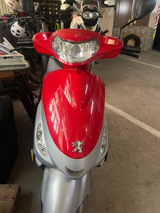 Peugeot V-Clic Scooter Rojo/Plata