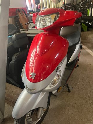 Peugeot V-Clic Scooter Rojo/Plata