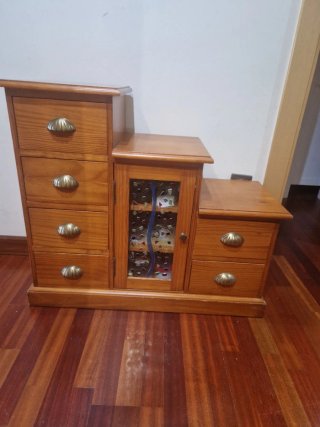 Mueble de madera con cajones y vitrina