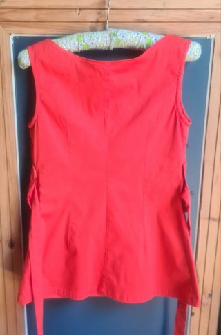Top peplum rojo coral sin mangas con lazo Talla 36