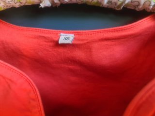 Top peplum rojo coral sin mangas con lazo Talla 36