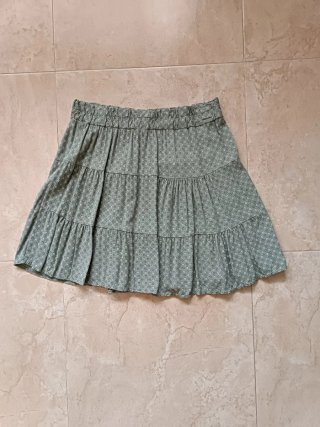 Falda verde con estampado floral
