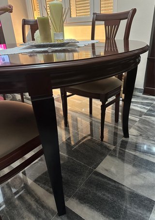 Mesa de comedor y 2 sillas