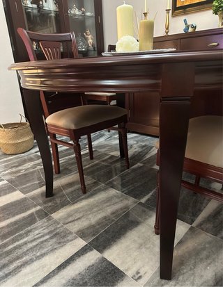 Mesa de comedor y 2 sillas