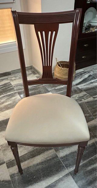 Mesa de comedor y 2 sillas
