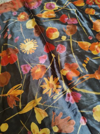 Foulard con fiori rossi e neri