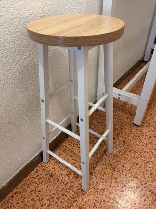 Mesa alta desayunador con sus 2 bancos