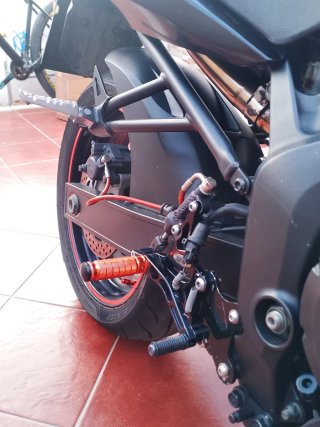 Yamaha FZ6 Naked naranja y Negra