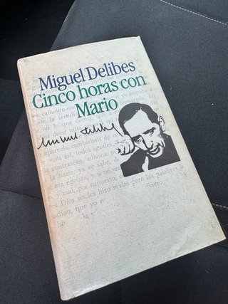 Autógrafo dedicado de Miguel Delibes con libro