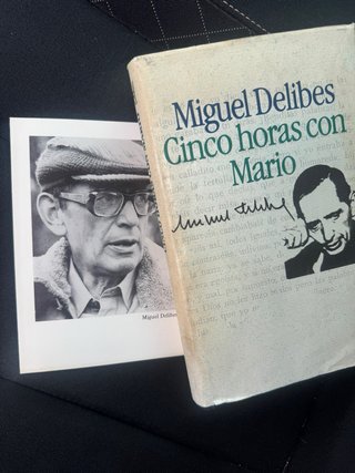 Autógrafo dedicado de Miguel Delibes con libro