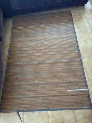 Alfombra de bambú beige y marrón