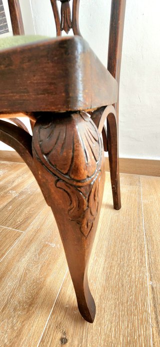 Sillas antiguas de madera talladas a mano.
