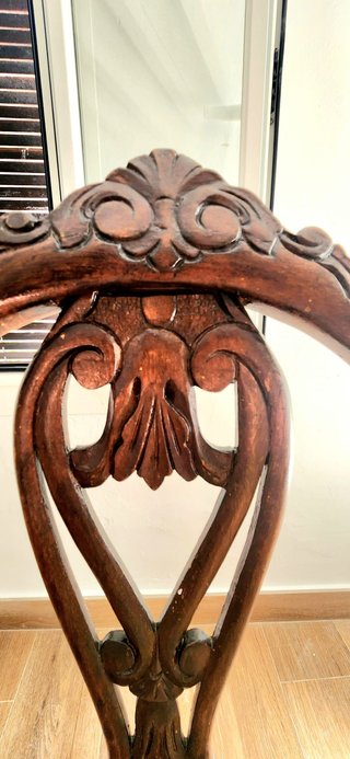 Sillas antiguas de madera talladas a mano.