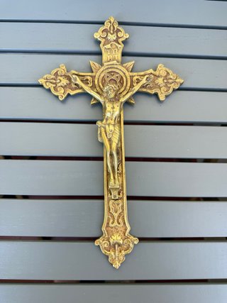 Crucifixo em metal dourado