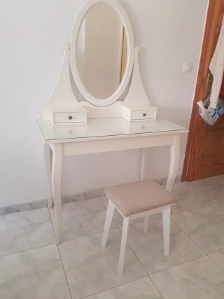 Tocador Ikea con espejo y taburete