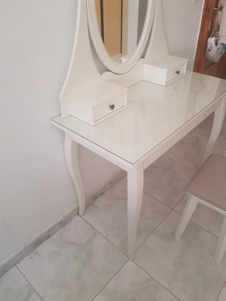Tocador Ikea con espejo y taburete