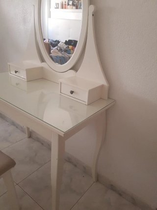 Tocador Ikea con espejo y taburete