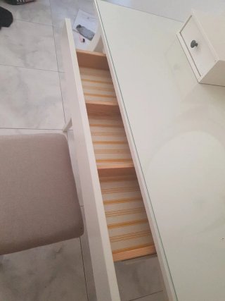 Tocador Ikea con espejo y taburete
