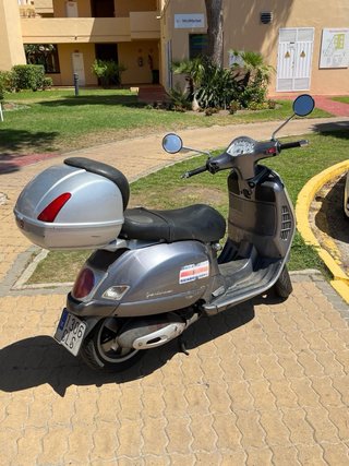 Vespa GT 200L Scooter Gris