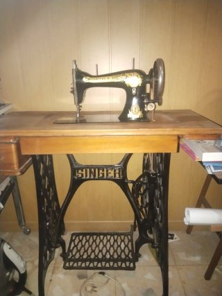 Máquina de coser Singer antigua con tapa