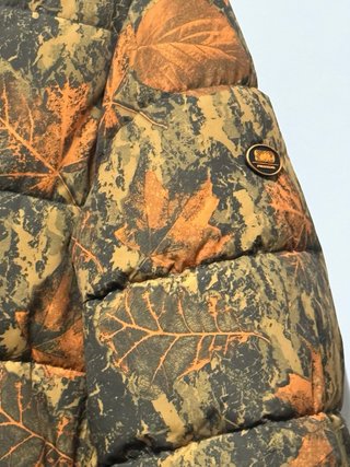 Abrigo acolchado estampado hojas