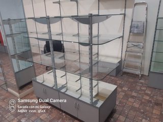 Mobiliario de tienda cristal y metal