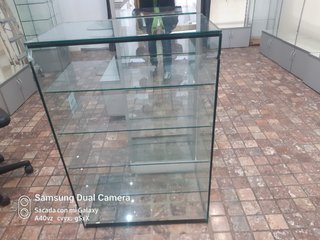 Mobiliario de tienda cristal y metal