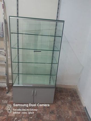 Mobiliario de tienda cristal y metal