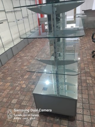 Mobiliario de tienda cristal y metal