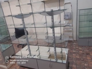 Mobiliario de tienda cristal y metal