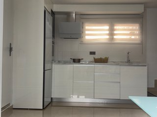 Cocina moderna blanca y plateada
