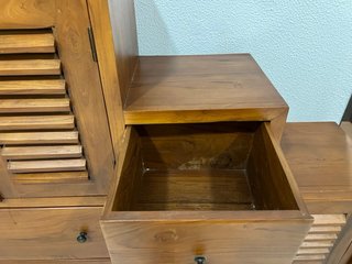 Mueble escalonado de madera