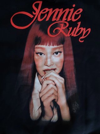 Sudadera Negra con Imagen Jennie Ruby