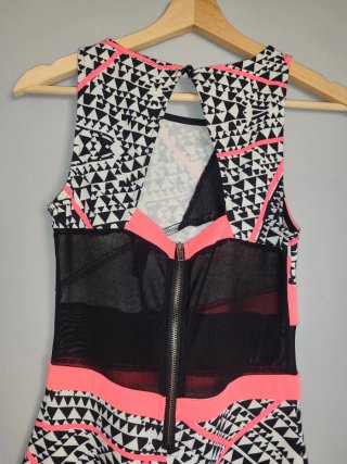 Vestido fiesta ajustado estampado geométrico