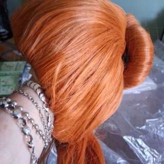 Peluca naranja con moño