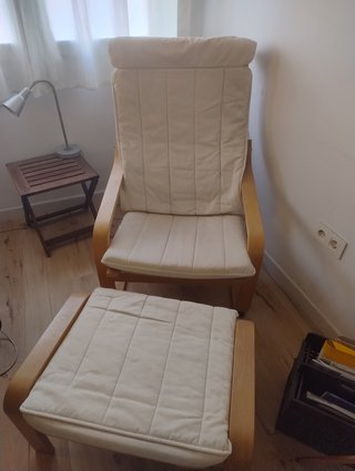 Sillón y reposapiés de tela y madera