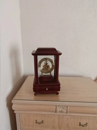 Reloj de sobremesa de madera marrón