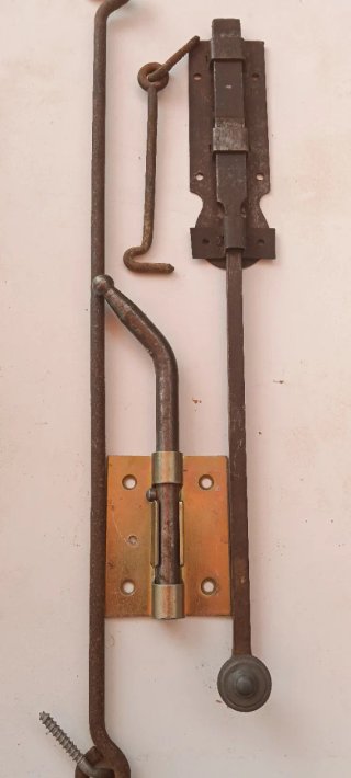 Pasador y aldabas
