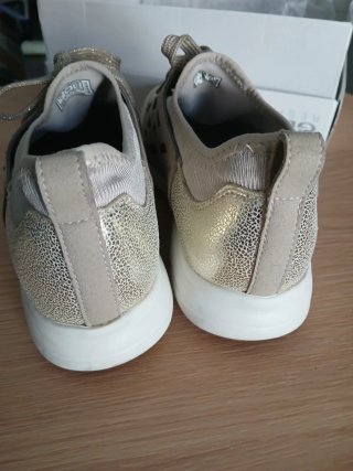 Zapatillas Geox beige y doradas.