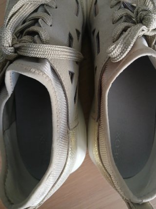 Zapatillas Geox beige y doradas.