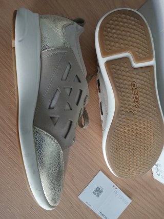 Zapatillas Geox beige y doradas.