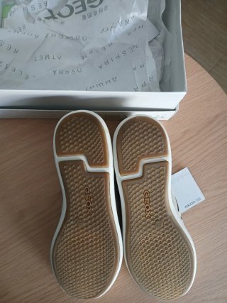 Zapatillas Geox beige y doradas.