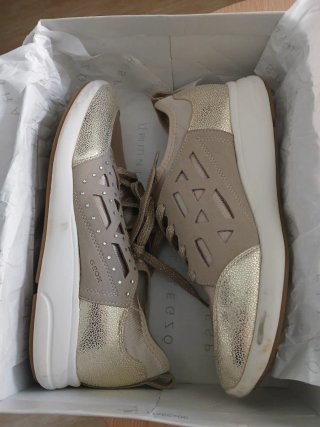 Zapatillas Geox beige y doradas.