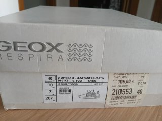 Zapatillas Geox beige y doradas.