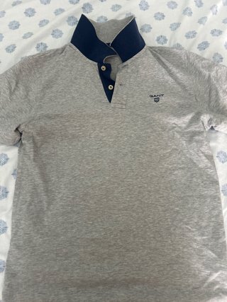 Polo Gant Gris con Cuello Azul Marino