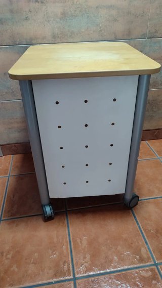 Mesa auxiliar con ruedas y cajón